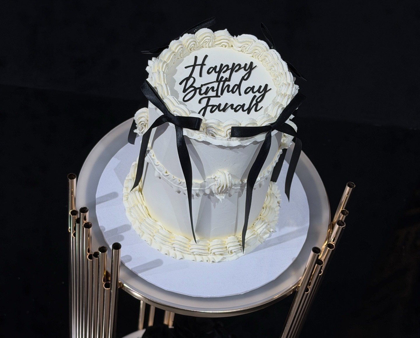 birthday cake with bows