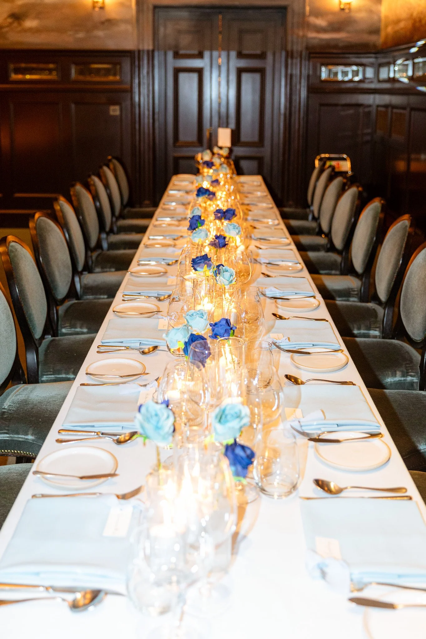 table with navy and light blue roses and candles