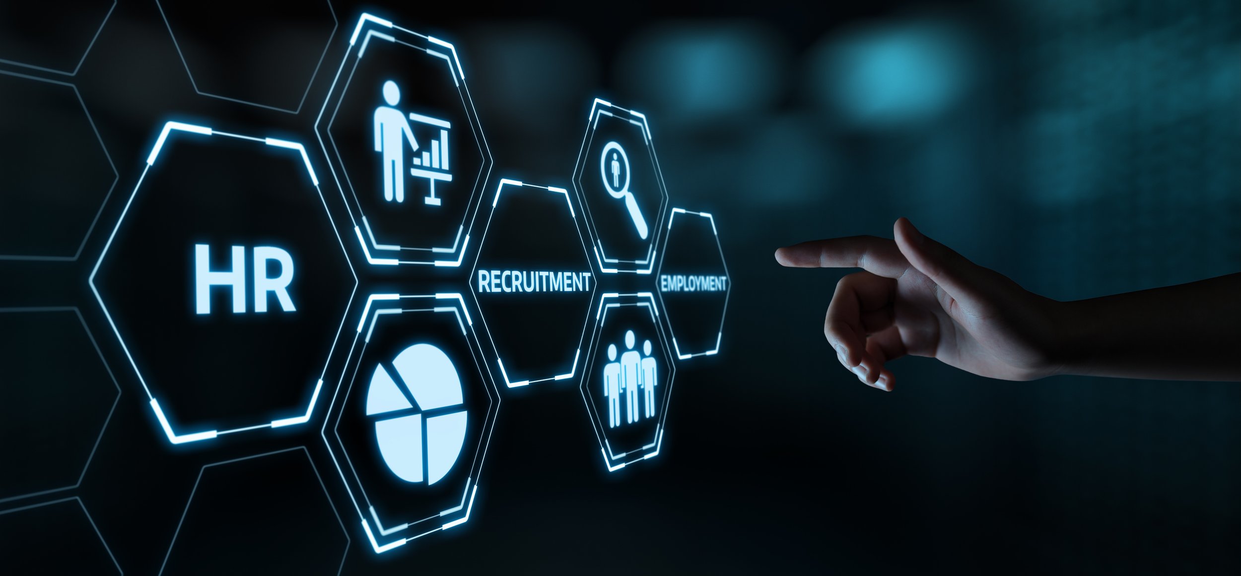 Hand, die auf ein digitales HR- und Rekrutierungs-Icon auf einem holografischen Bildschirm zeigt.