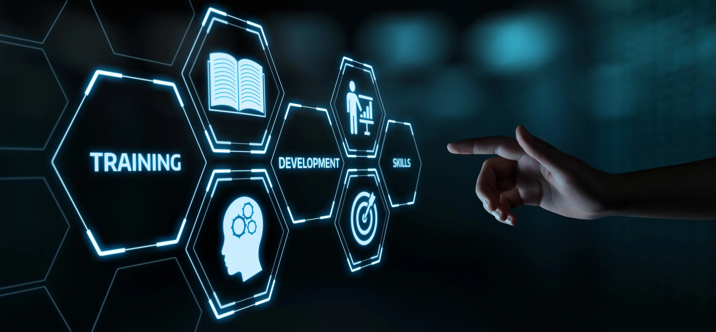 Digitale Illustration zum Thema Training, Entwicklung, Fähigkeiten mit Icons für Buch, Person mit Diagramm, Kopf mit Zahnrädern, Zielscheibe, und Hand, die auf die Icons zeigt.