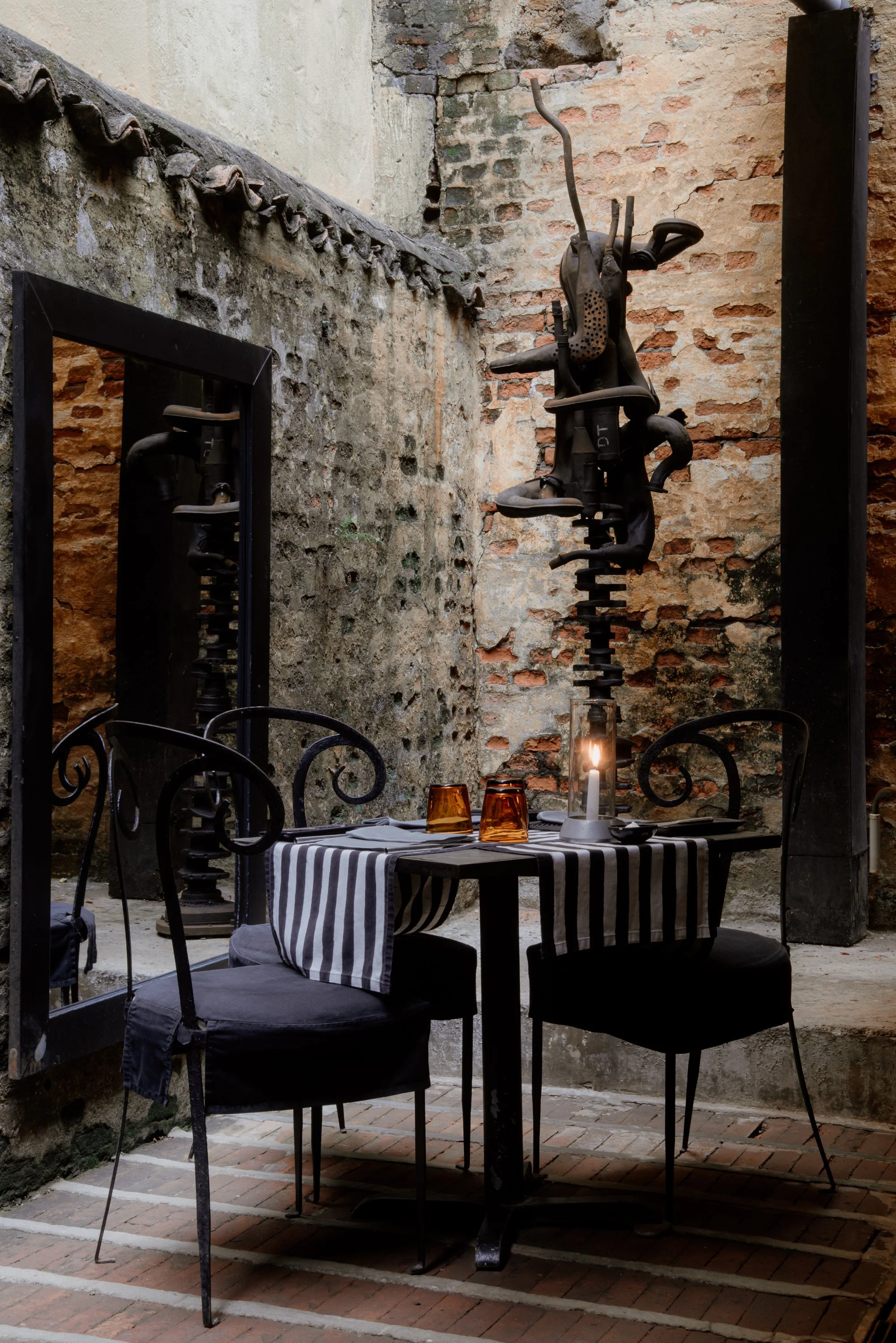 GalleryCafe_ParadiseRoad_Colombo_Shanth Fernando_Sri Lanka_CourtyardSculpture_21.jpg