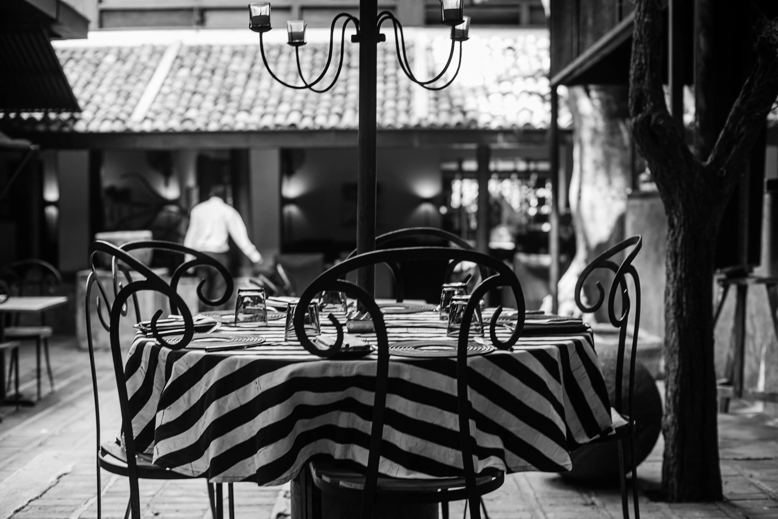 GalleryCafe_ParadiseRoad_Colombo_Shanth Fernando_Sri Lanka_CourtyardTable_09.jpg