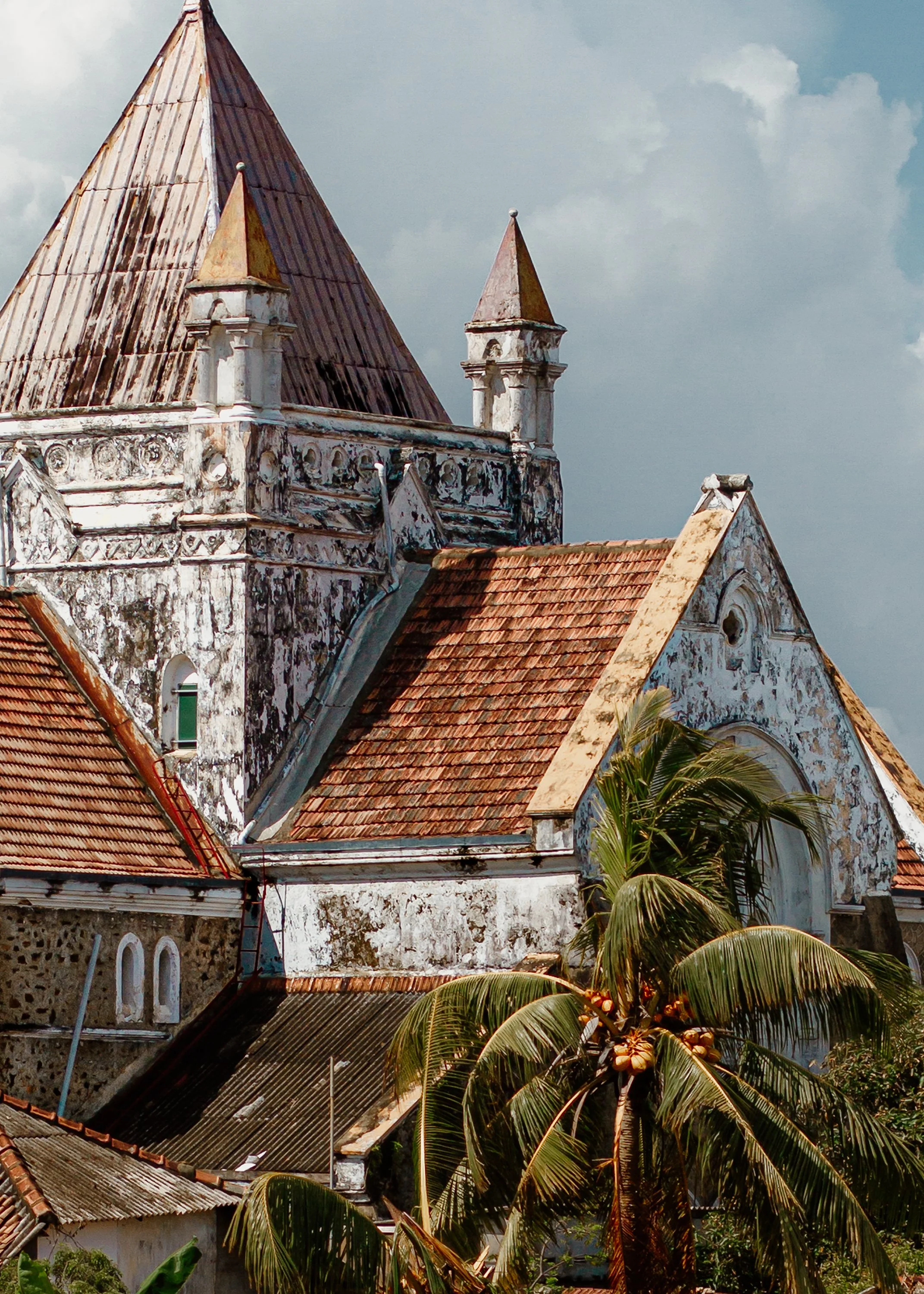 Silent Echoes of Stone and Sky – Galle, 2009_CEYLON series by Sandun de Silva_01_.jpg