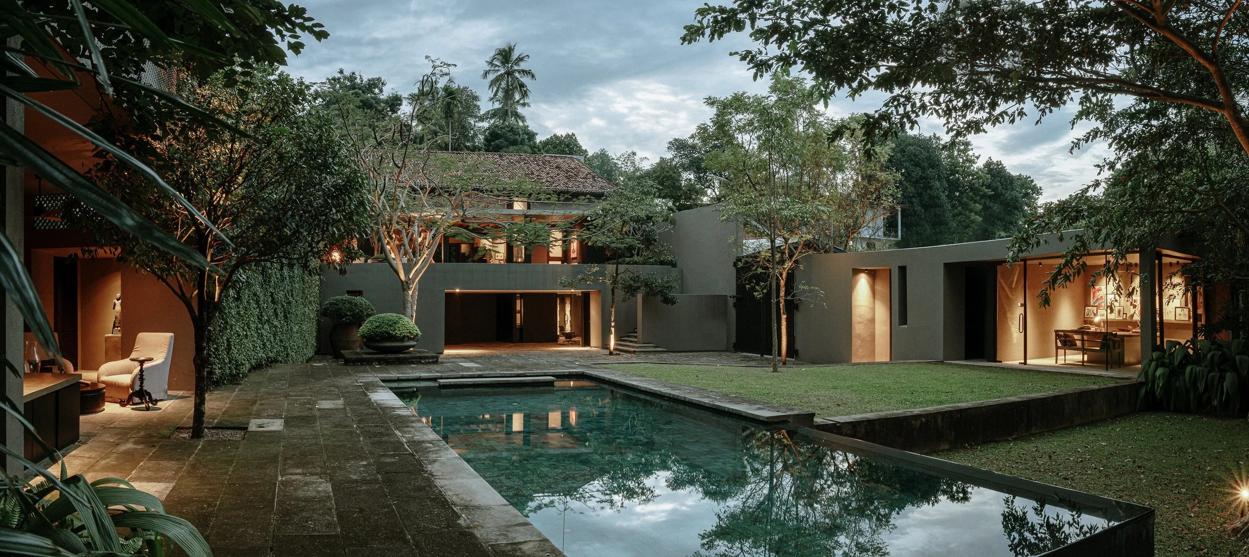 Maharagama House - Chamika de Alwis Residence_Chamkia De Alwis_Sri Lanka_EveningApproach_15.jpg