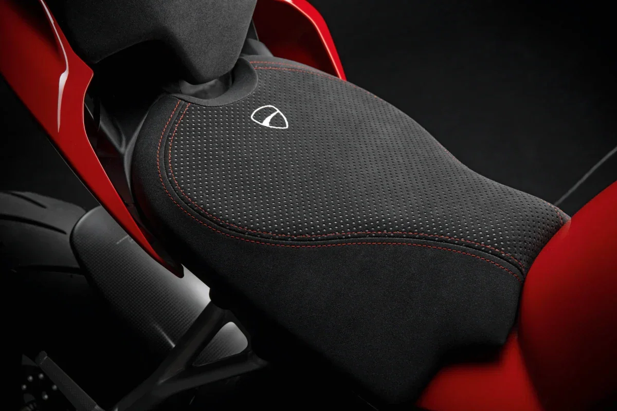 Streetfighter rider raised seat