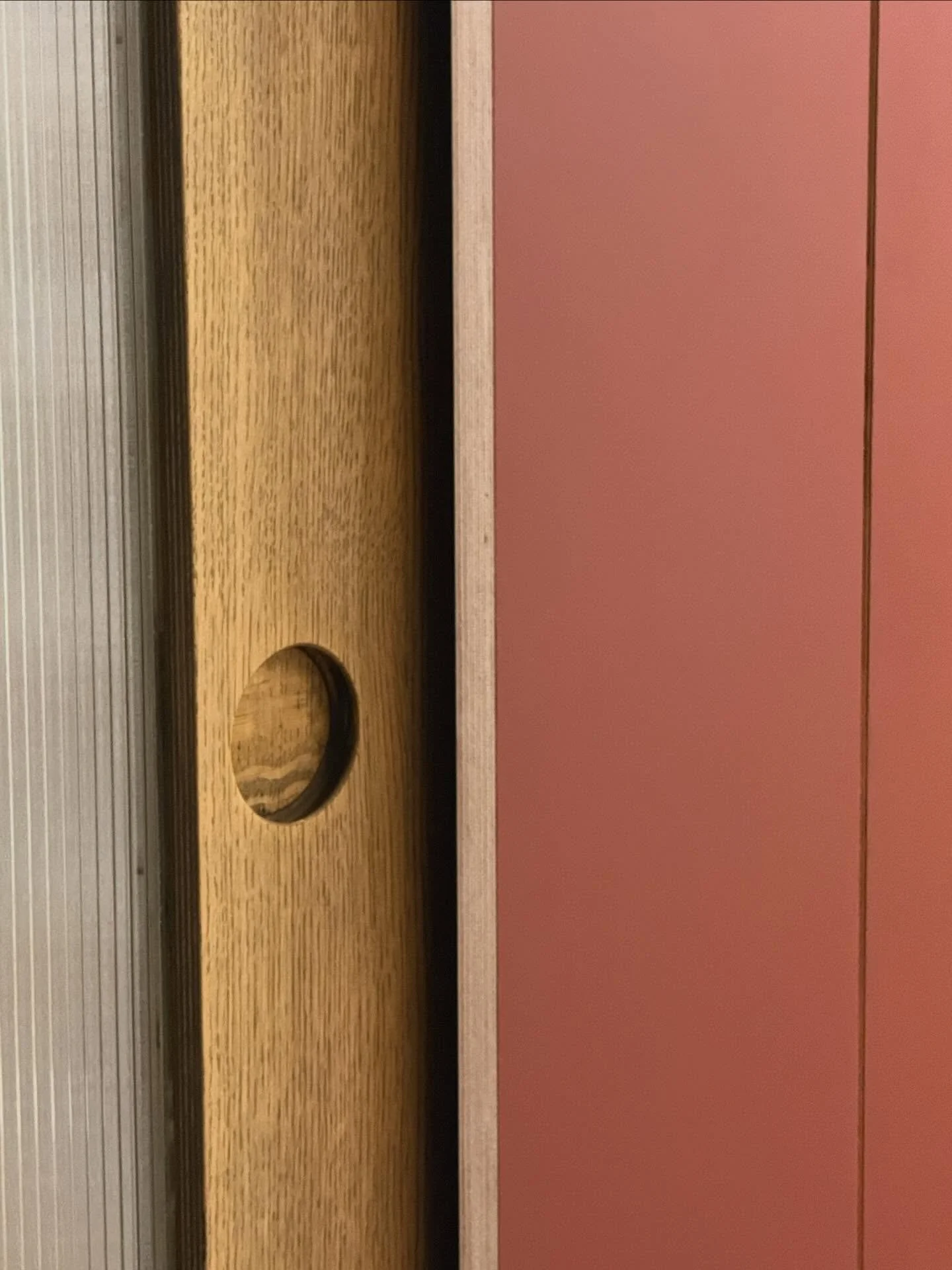 Entree in granaatappelrood in combinatie met Affogato eiken, met als blikvanger een custom schuifdeur

#egger #rubio #maatwerk