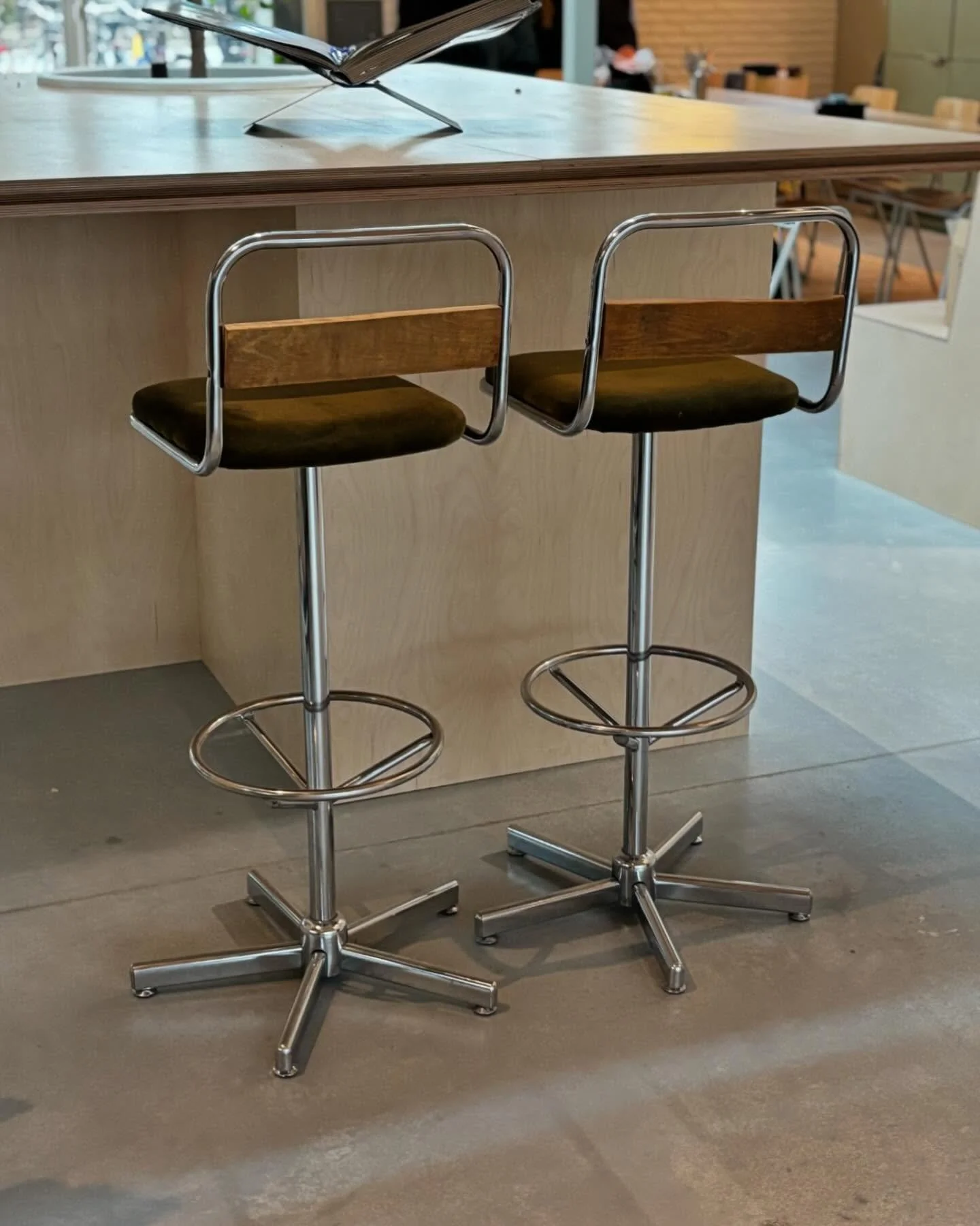 Check deze vintage barkrukken! 🖤✨ Super blij dat we ze hebben uitgekozen voor ons kantoorproject. Ze geven de ruimte precies de unieke sfeer waar we naar op zoek waren 🤩 #interiorgoals #vintagevibes #officeinspiration #midcenturymodern