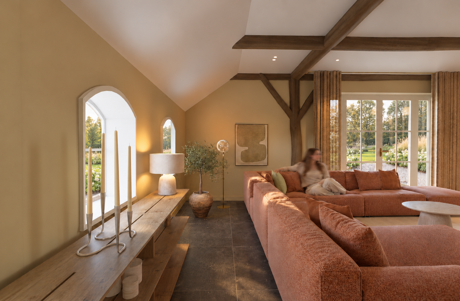 Elegante woonkamer met kaarsen en tuinzicht.png