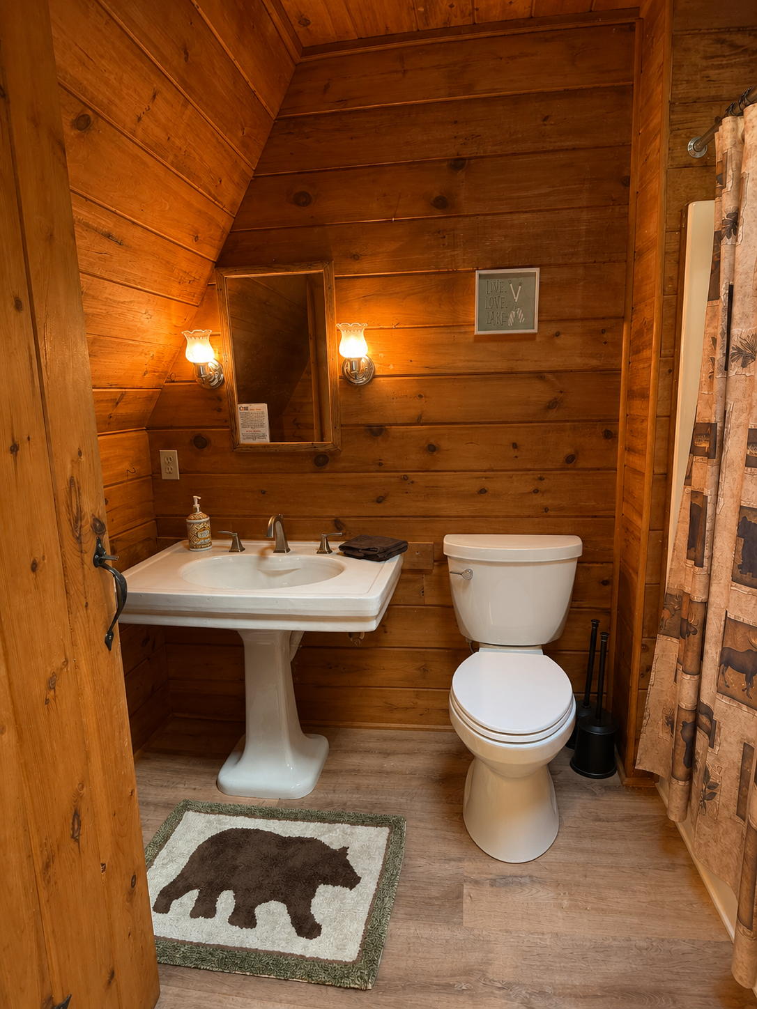 Upstairs bathroom.png