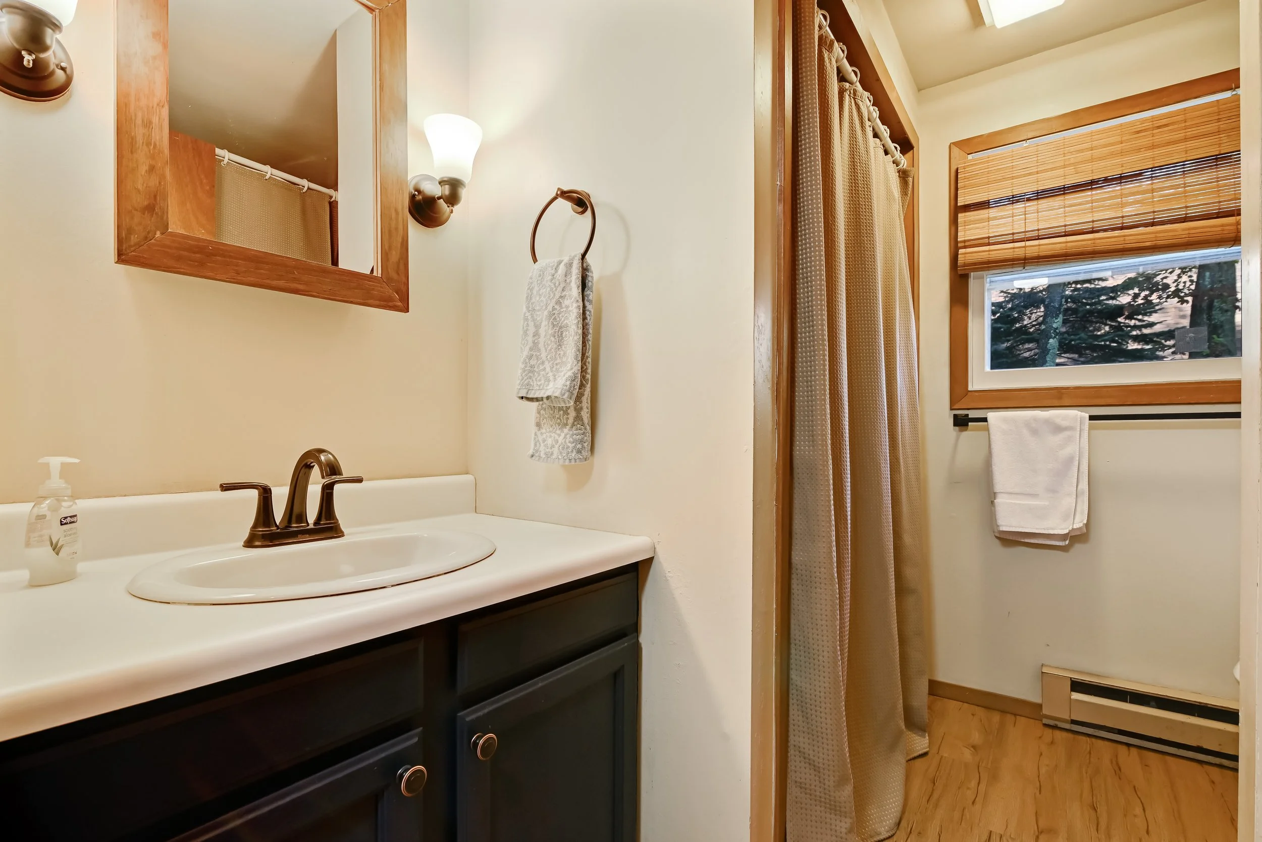Upper level bathrrom with tub shower.jpg