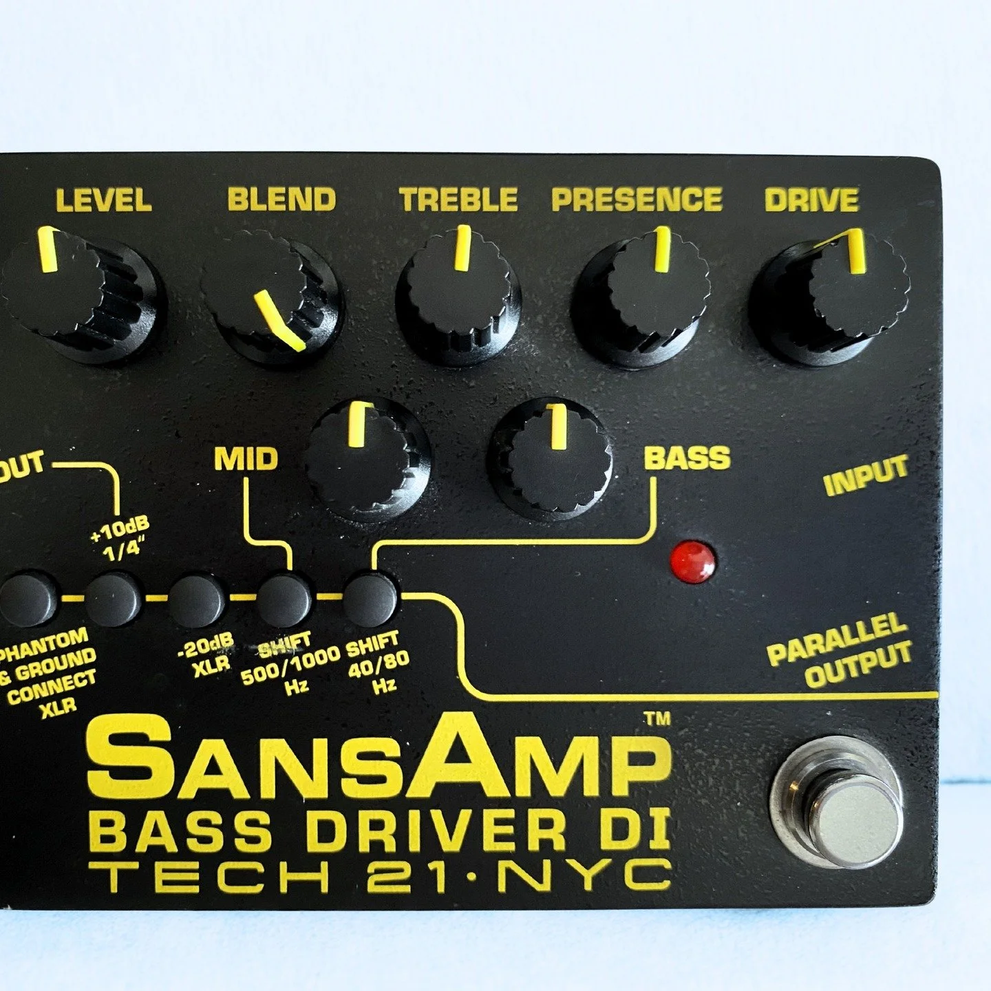 Legendary bass tone tool used by pros worldwide. This Tech 21 SansAmp Bass Driver DI V2 delivers everything from warm vintage tube character to modern punch and grit &mdash; all in a compact, road-ready pedal.

Perfect for live gigs, studio recording