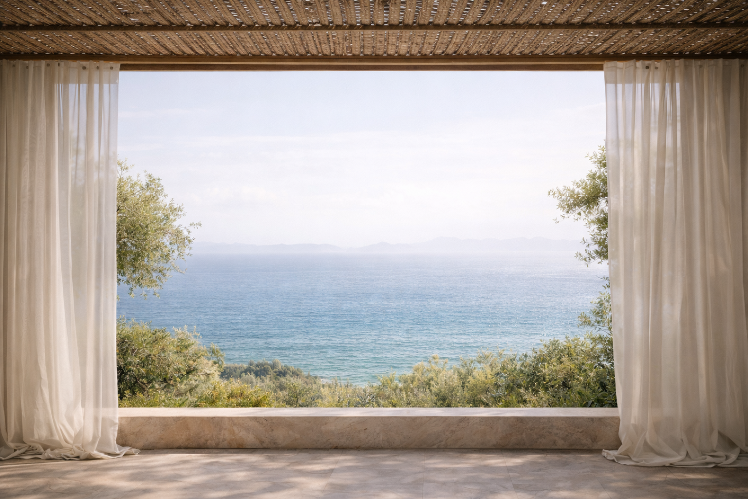 Vue panoramique sur la mer à travers une grande fenêtre avec des rideaux blancs ouverts, bordée par un plafond en bois et un sol en marbre.