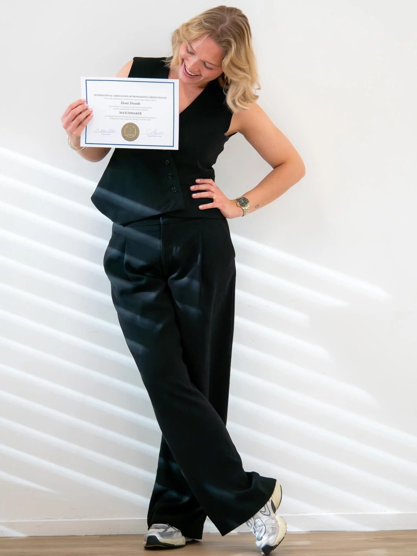 ✨Meet Demi, certified Matchmaker of The Love Doctor!❤️🎓

Matchmaker Demi, eigenaar van The Love Doctor, is een gecertificeerde matchmaker en trots lid van de International Association of Professional Matchmakers! Als de enige matchmaker binnen The L
