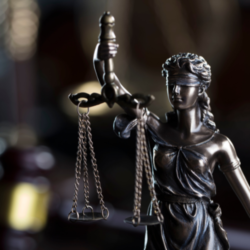 Estátua de justiça segurando uma balança e uma espada.
