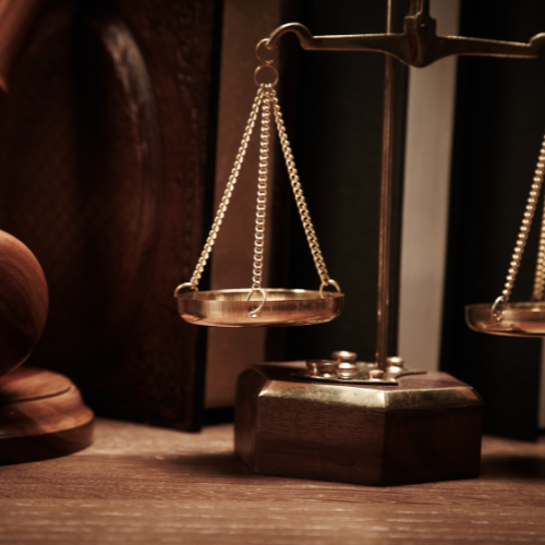 Balança de tribunal antiga em um escritório de juíza ou advogado.