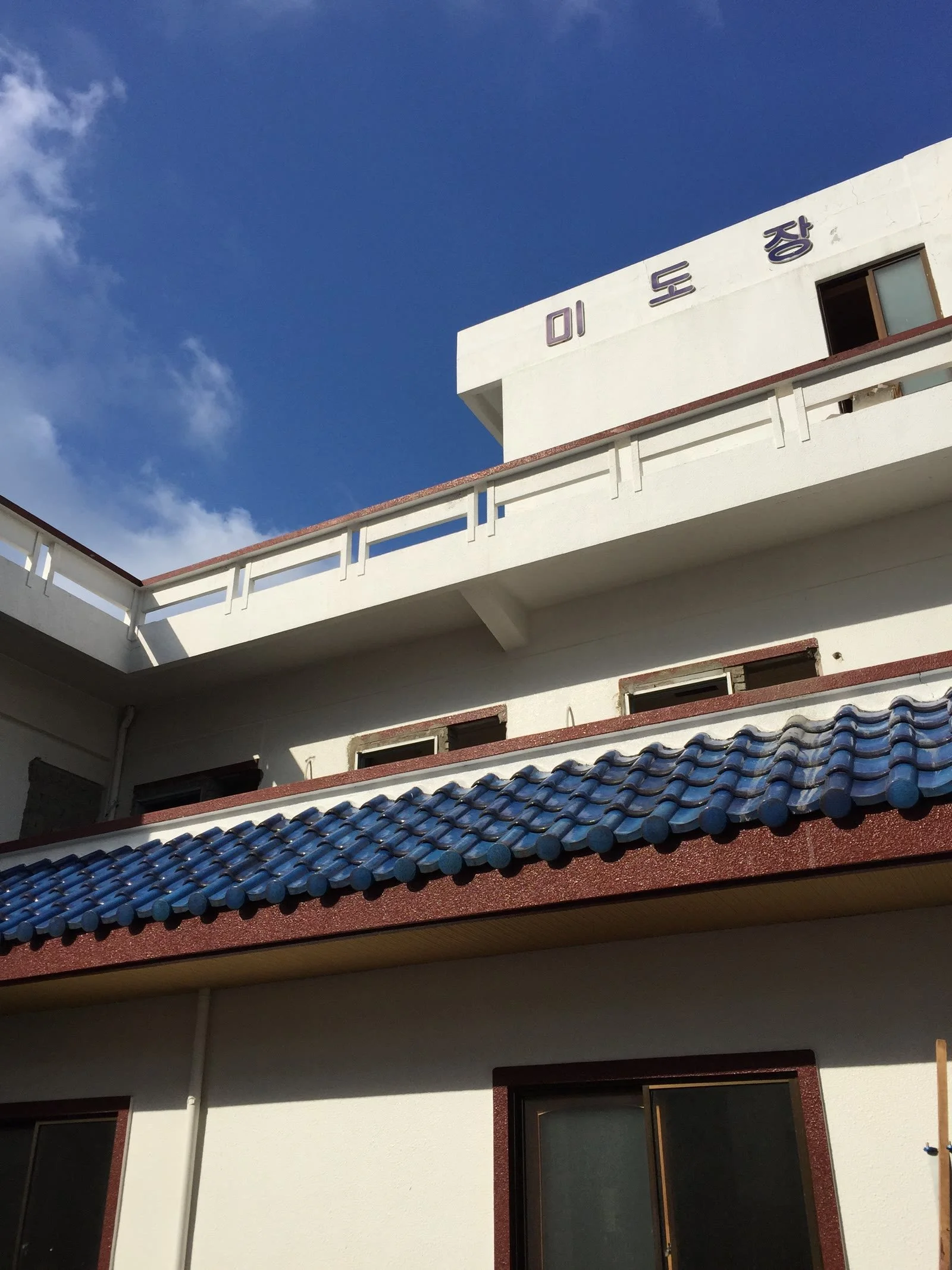 Mido-jang motel with its blue tiled roof before remodeling
