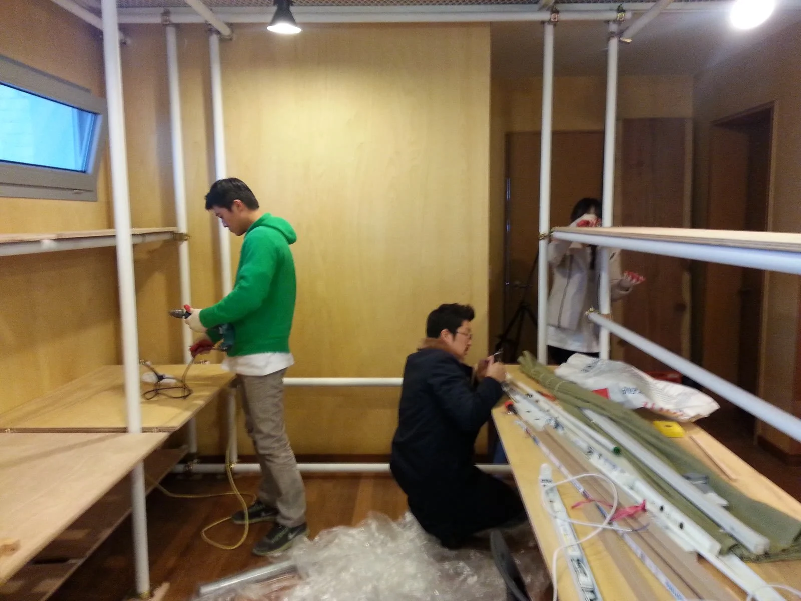 Assembling pipe shelving