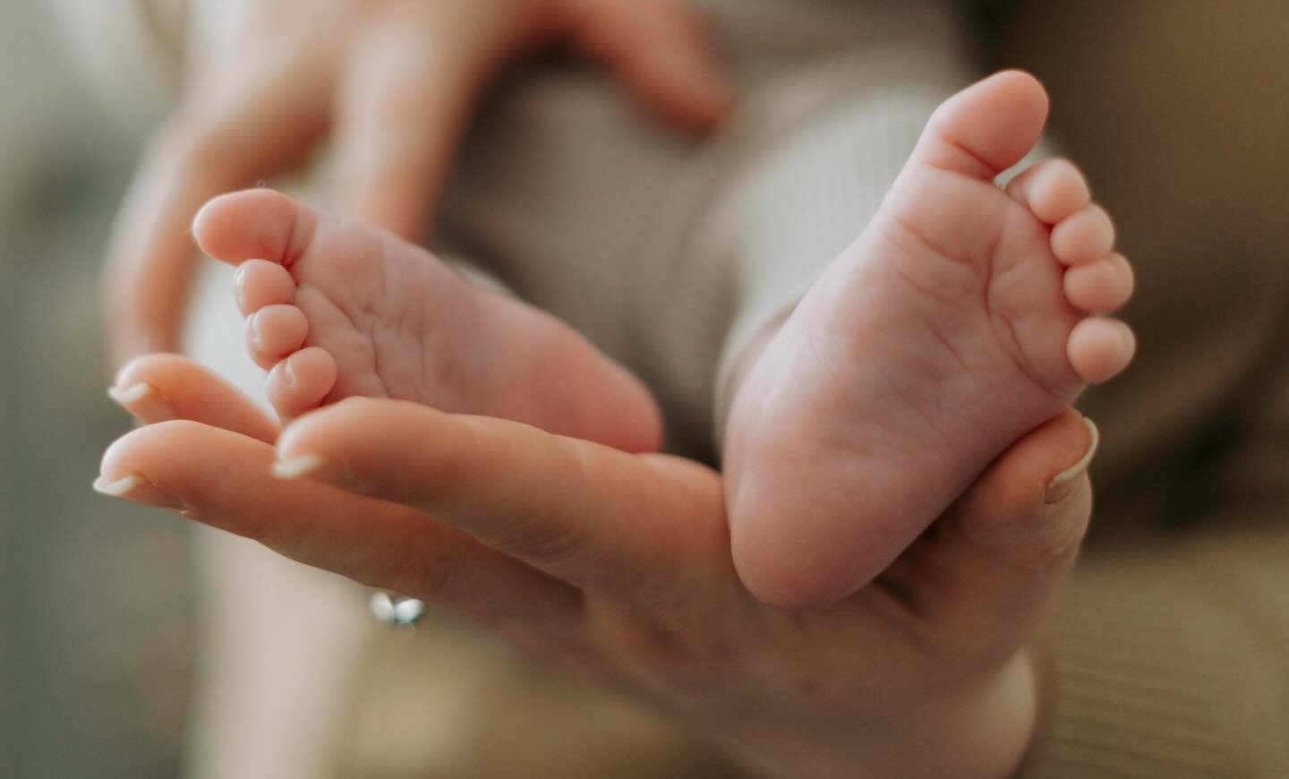 It&rsquo;s crazy how their little feet won&rsquo;t be this little ever again! That&rsquo;s why we capture the most special moments that will last forever 🫶🏼

Message us to book in your at-home family shoot ❤️