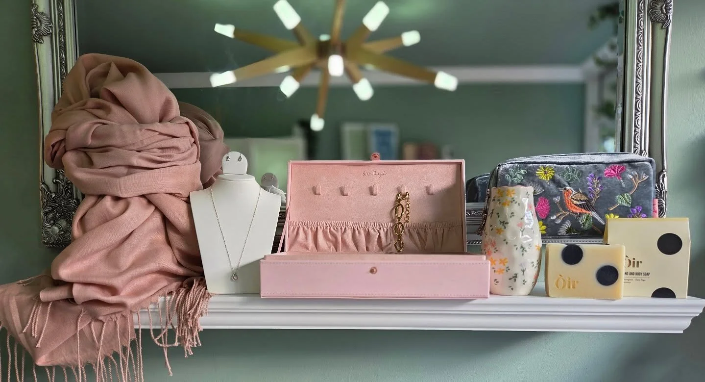 pink in march reminds me of the first breaths of spring, flowers, the lengthening days and a feeling of warmth coming 🌸

#march #pink #scarf #jewellerybox #sterlingsilver