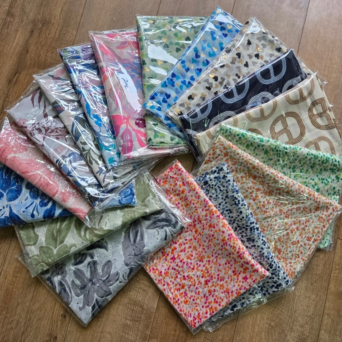 we have had a delivery of the MOST beautiful soft scarves today! pop in to treat yourself or for gift inspiration! 💫

happy wednesday x

#springfashion #scarves #colourful #giftideas #shopsmall