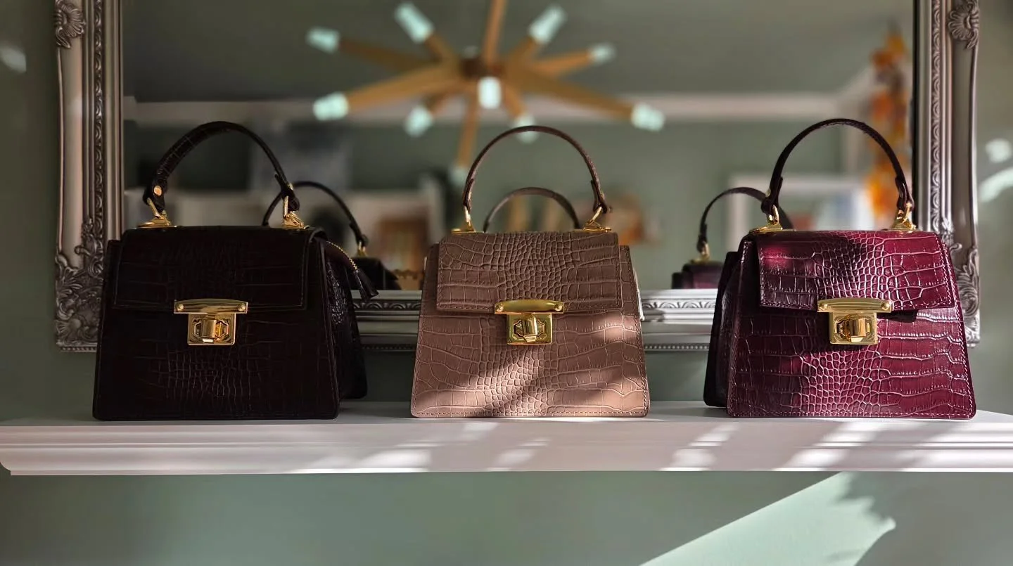"Ciao, Gorgeous"...meet the newest handmade italian leather and suede residents on our shelves...🇮🇹

Pop by and take a look 🤎

#italianleather #handbags #giftshop #halfwaythroughtheweek #elycambridgeshire