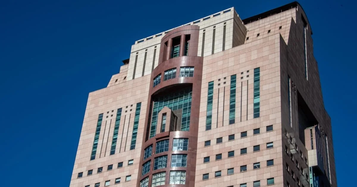 también conocido como Humana Tower, es un icónico rascacielos posmoderno de 127