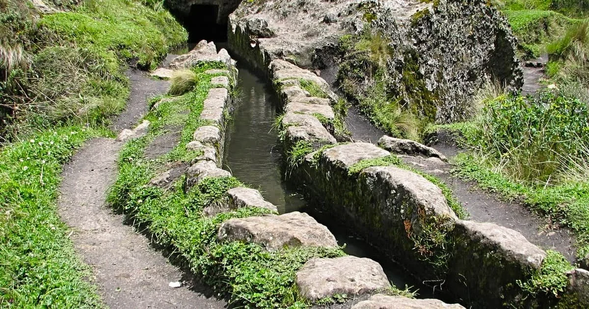 Detalle de un sistema de drenaje avanzado con bloques de basalto en un sitio arqueológico olmeca