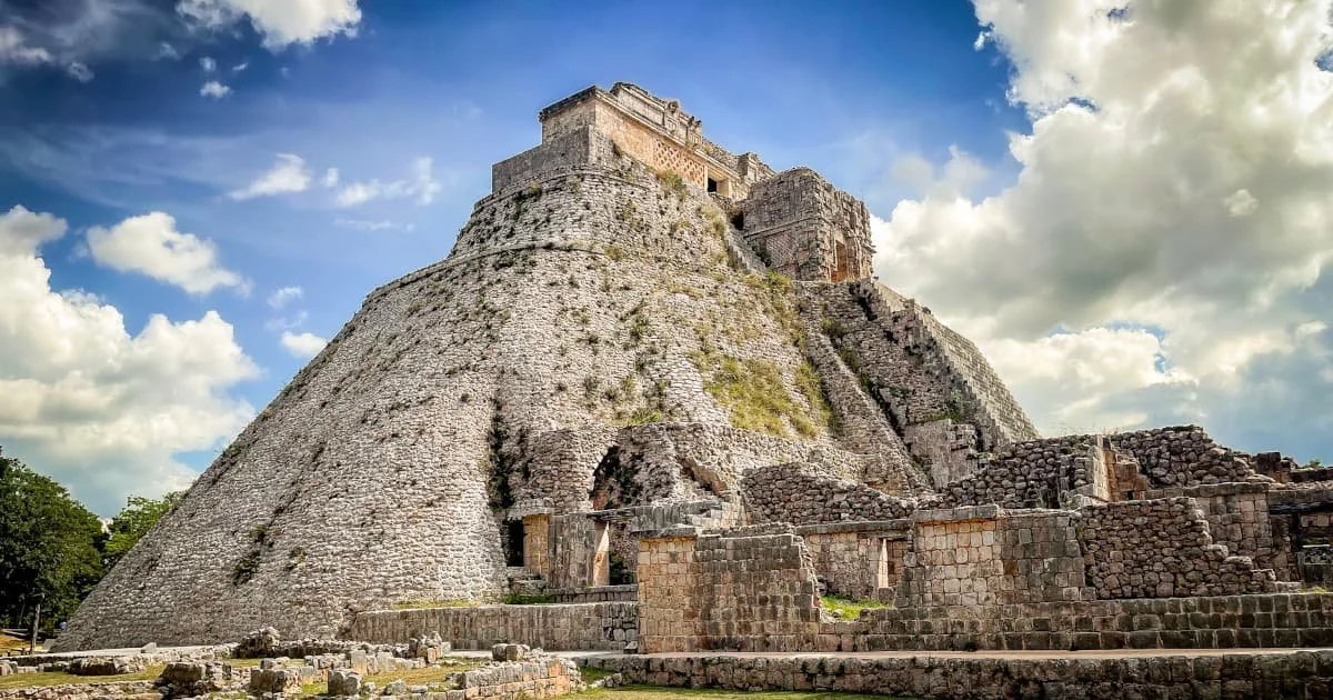 Pirámide del Adivino, también llamada del Hechicero, del Enano o del gran Chilán