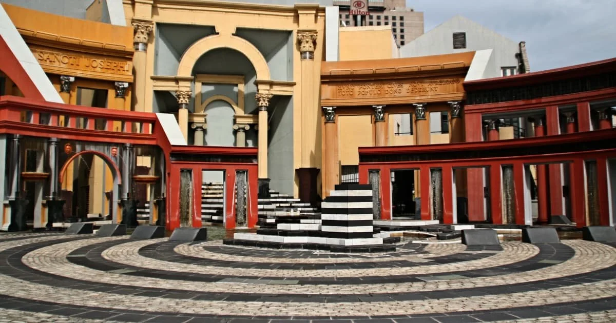 Piazza d'Italia es una plaza pública urbana ubicada detrás del Centro Cultural Italiano
