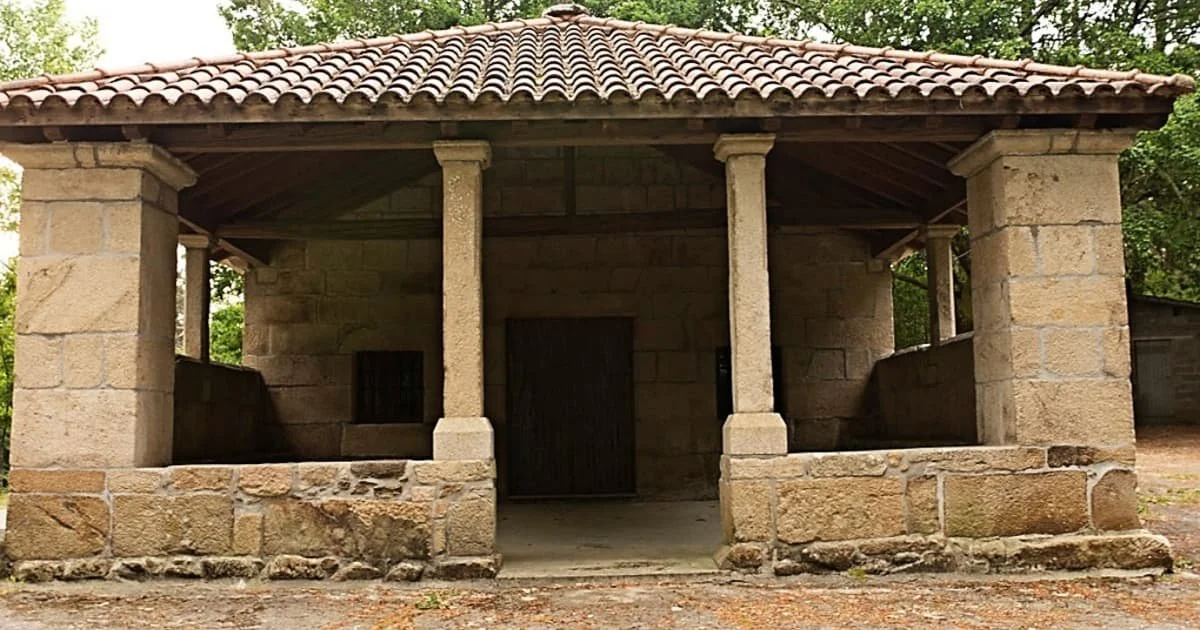 edificio que tiene solamente dos columnas o pilares