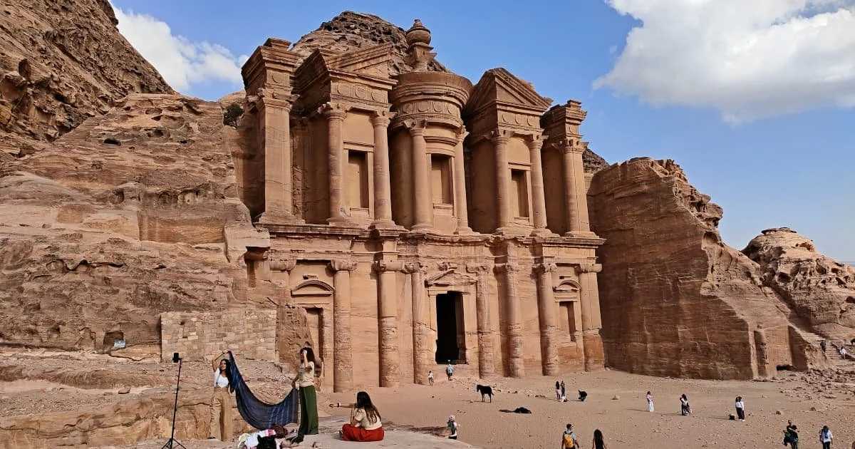 Petra, ciudad arqueológica famosa en el desierto, al sudoeste de Jordania
