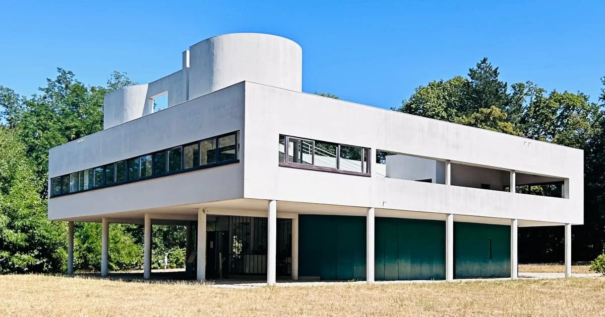 Villa Savoye es una de las obras maestras absolutas de la arquitectura moderna