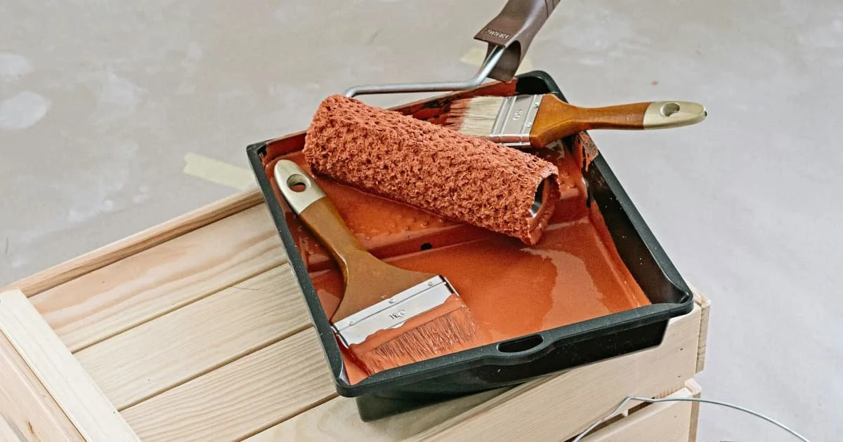 Materiales y herramientas esenciales para pintar plástico