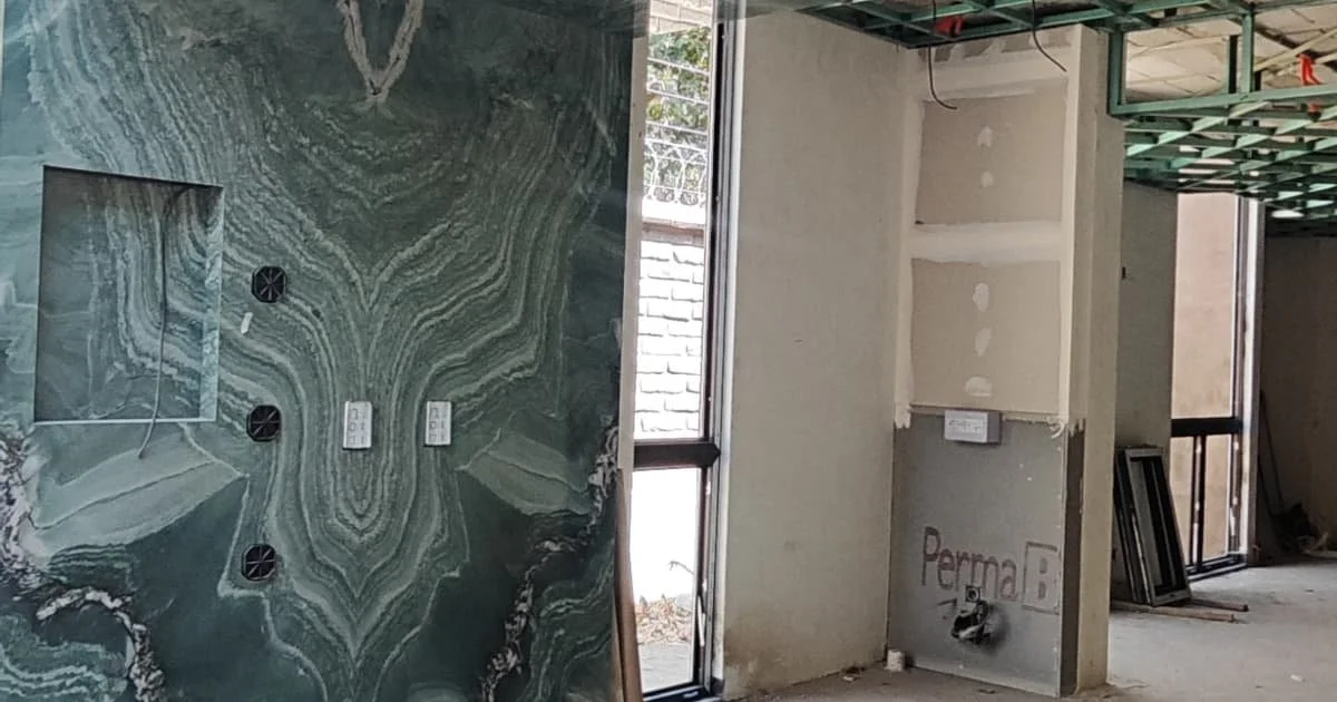 area de baño en acabado marmol sintetico