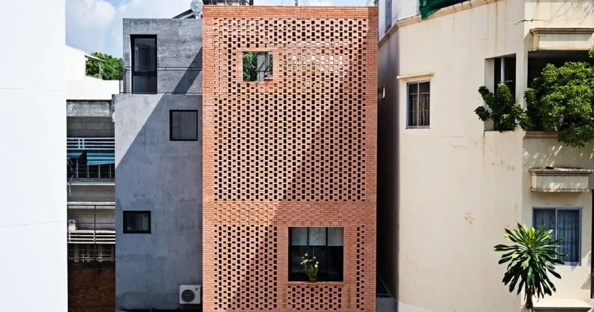 fachada con celosías de barro