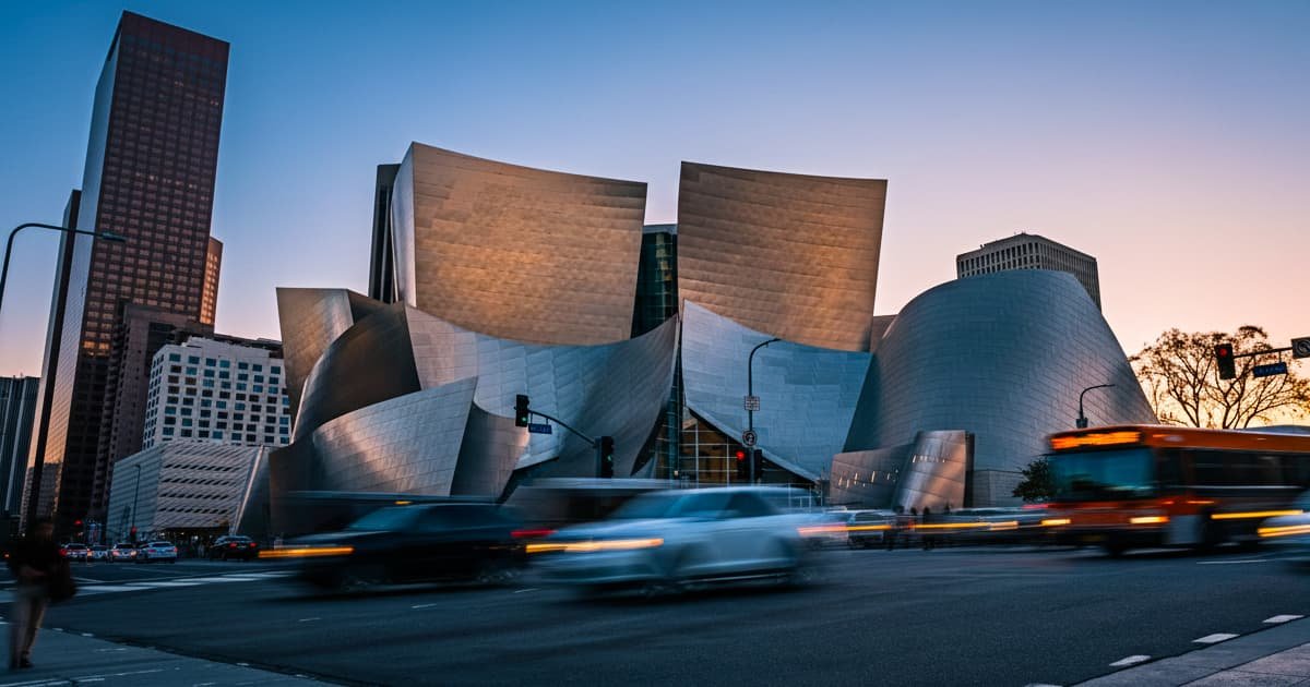Walt Disney Concert Hall con su característica estructura metálica