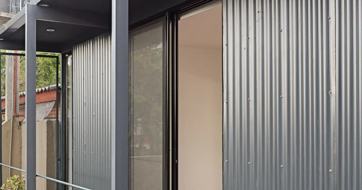 fachada con acabado en lamina galvanizada pintada en color gris
