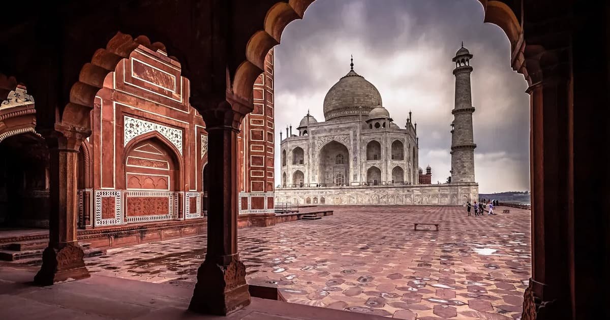 mausoleo de mármol blanco construido en la ciudad de Agra