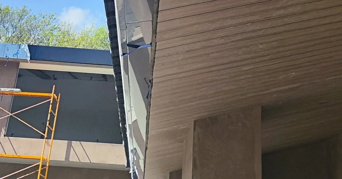 plafón en acabado tipo madera deck de pcv
