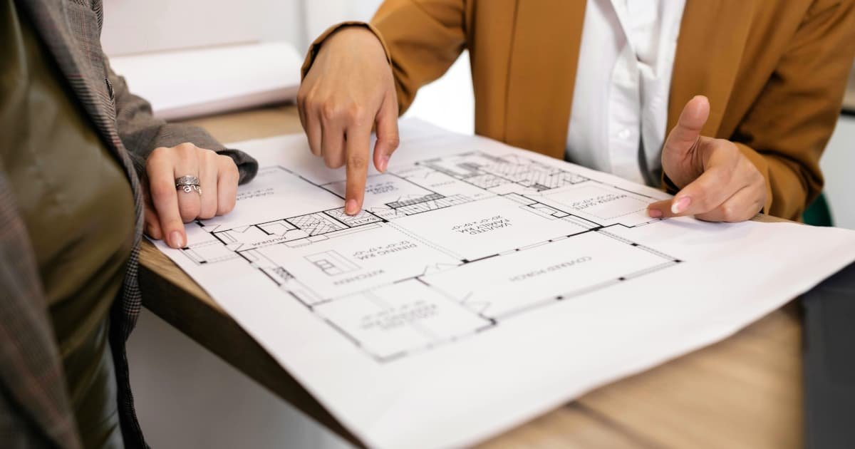 persona común leyendo un plano arquitectónico