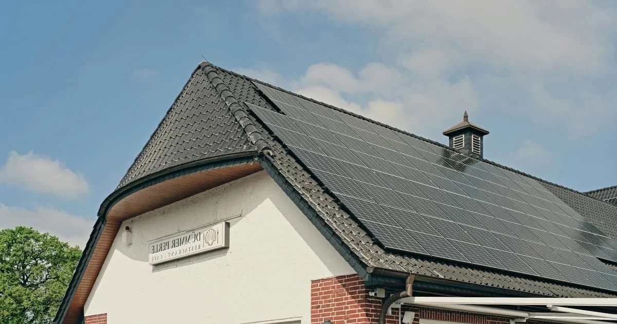 ¿Cómo se integran los paneles solares en una casa?