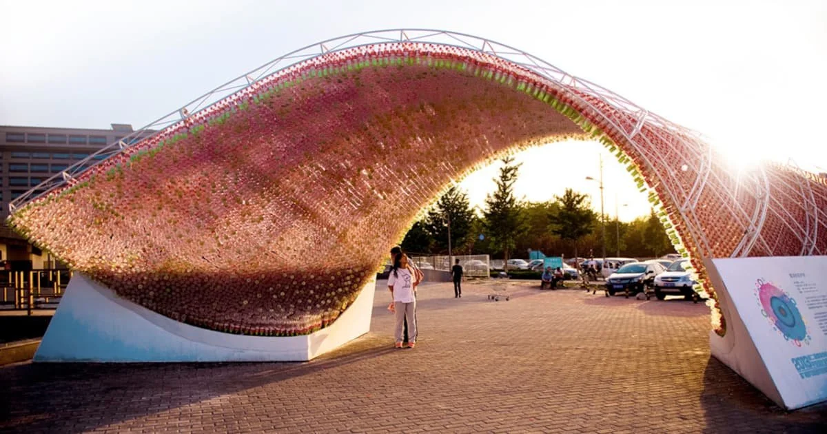 El Pabellón realizado con botellas de Coca-Cola (conocido como The Cola Bow) es una instalación arquitectónica temporal creada en Pekín, China