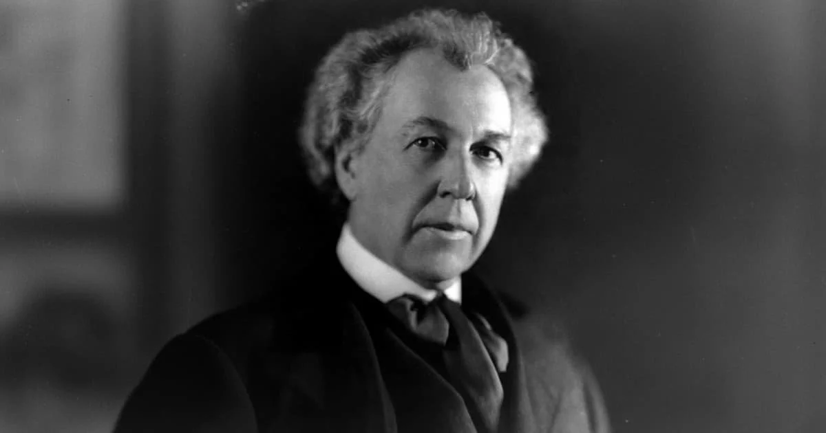 Retrato del arquitecto Frank Lloyd Wright en blanco y negro