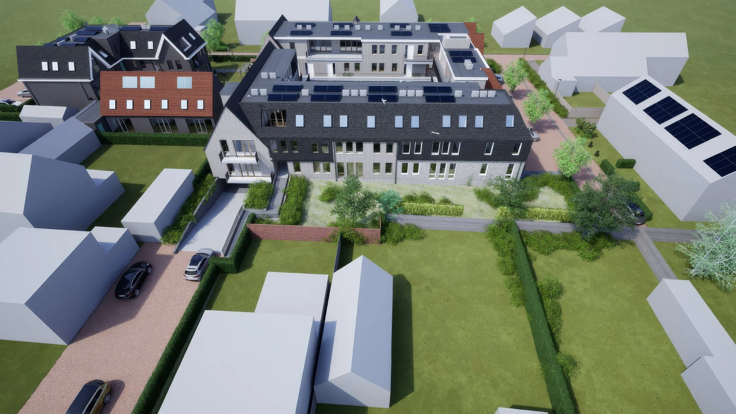 Luchtfoto van een modern appartementengebouw met zonnepanelen op het dak, omgeven door groene tuinen, paden en enkele geparkeerde auto's.
