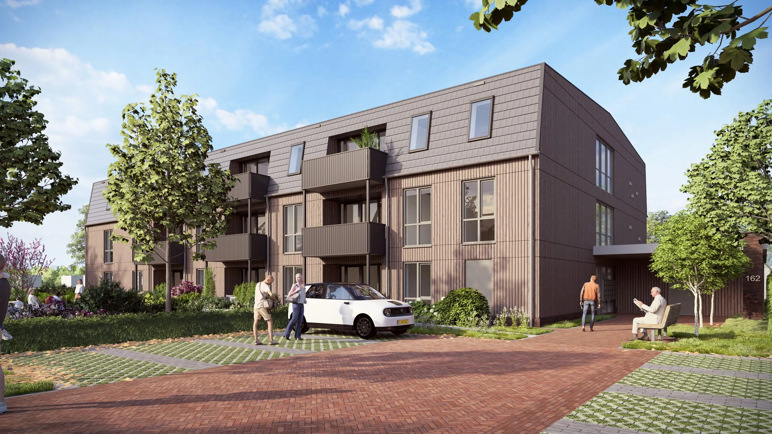 Moderne vierlaagse appartementencomplex met houten gevels en balkons, omgeven door bomen en een tuin met mensen die wandelen en zitten.