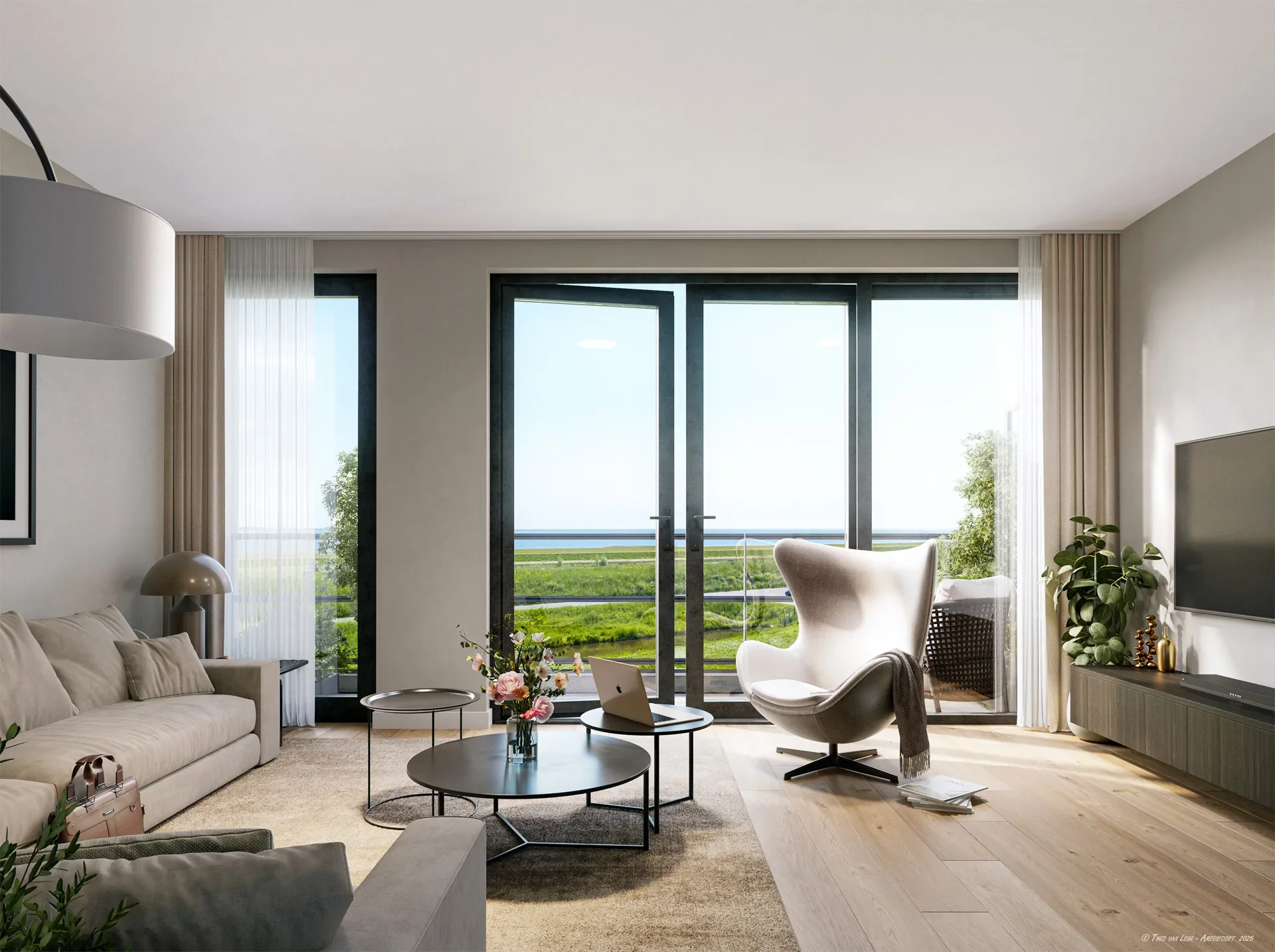 Interieur van een woonkamer met grote ramen, een bank, een bloemenvaas, een ronde salontafel en een relaxfauteuil