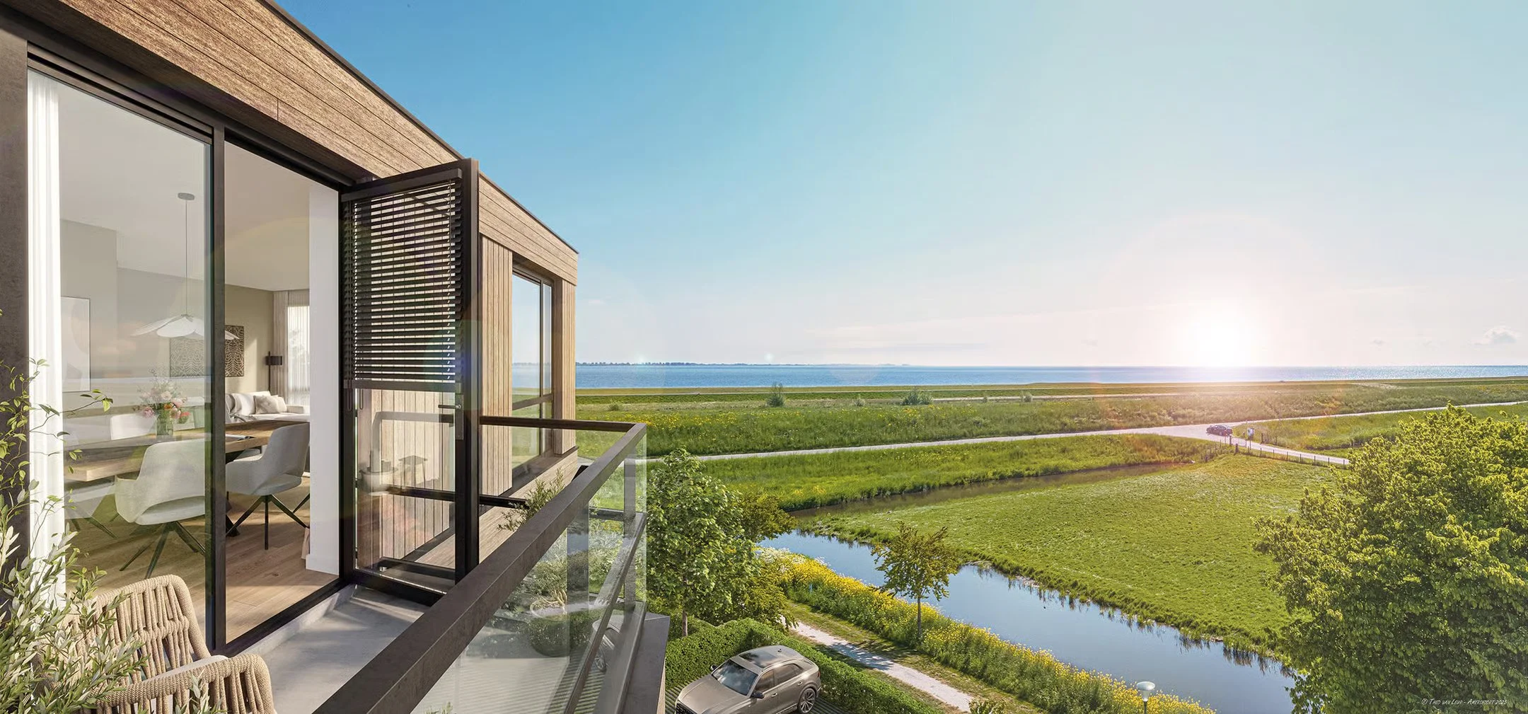 Uitzicht van een balkon met binnenzicht op een modern interieur, uitkijkend over groene velden en water, onder een heldere blauwe hemel met de zon die opkomt of ondergaat.