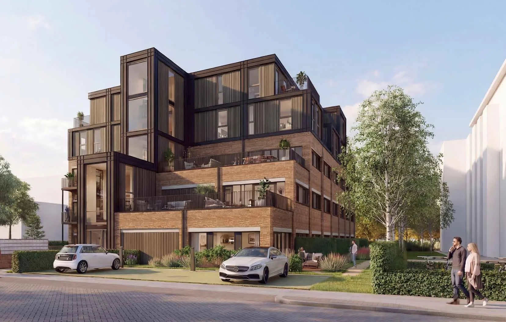 Moderne vier verdiepingen tellende appartementengebouw met grote ramen, terrassen en een tuin, omringd door groen, met enkele mensen buiten en auto's op de weg.