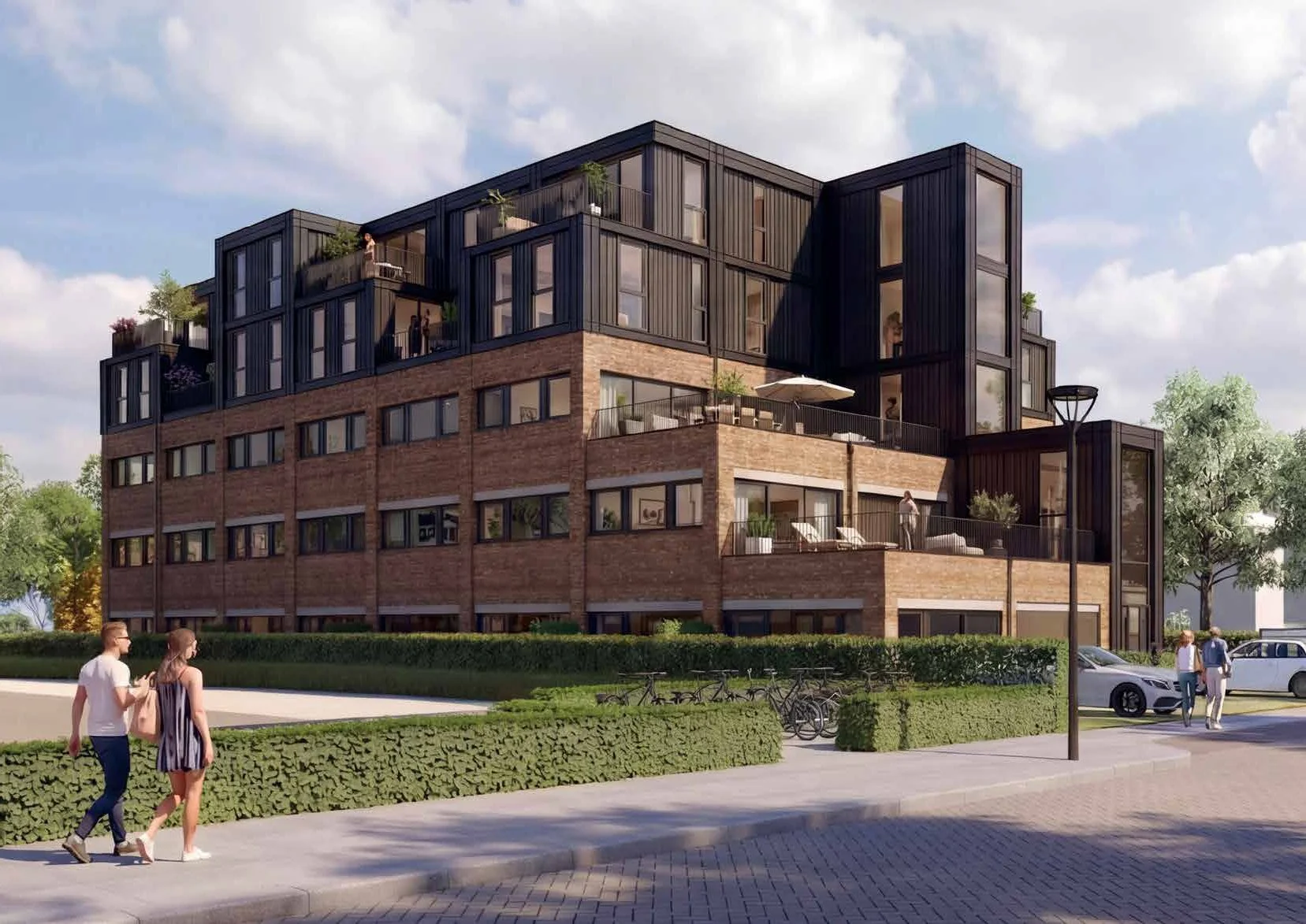 Moderne flatgebouwen met een combinatie van bakstenen en zwarte gevelbekleding, balkonnetjes en grote ramen, met mensen die wandelen en auto's geparkeerd.
