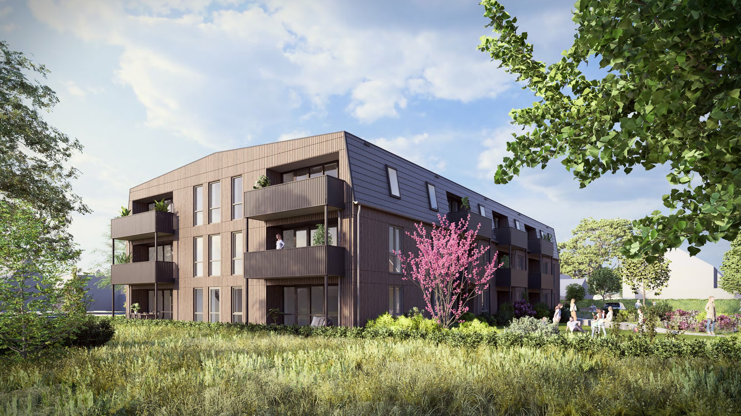 Moderne vierlaagse appartementencomplex met houten gevel, balkons en grote ramen, omgeven door groene tuinen, bomen en mensen die genieten in de buitenlucht, onder een blauwe hemel met enkele wolken.